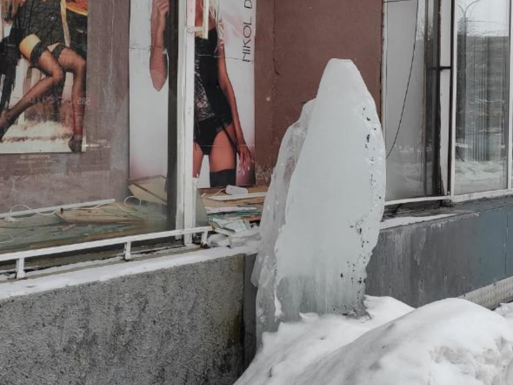 Эхо новости сегодня последние. Крыша со льдом упал человек. Льдины разбитые возле Хиоса. Кондиционер разбитый льдиной.