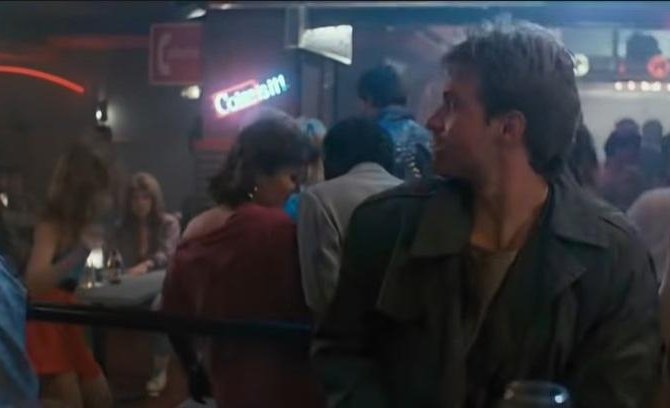 Стоп-кадр из фильма «Терминатор». Единственный момент, когда в одном кадре находились Бин, Шварценеггер и Хэмилтон.